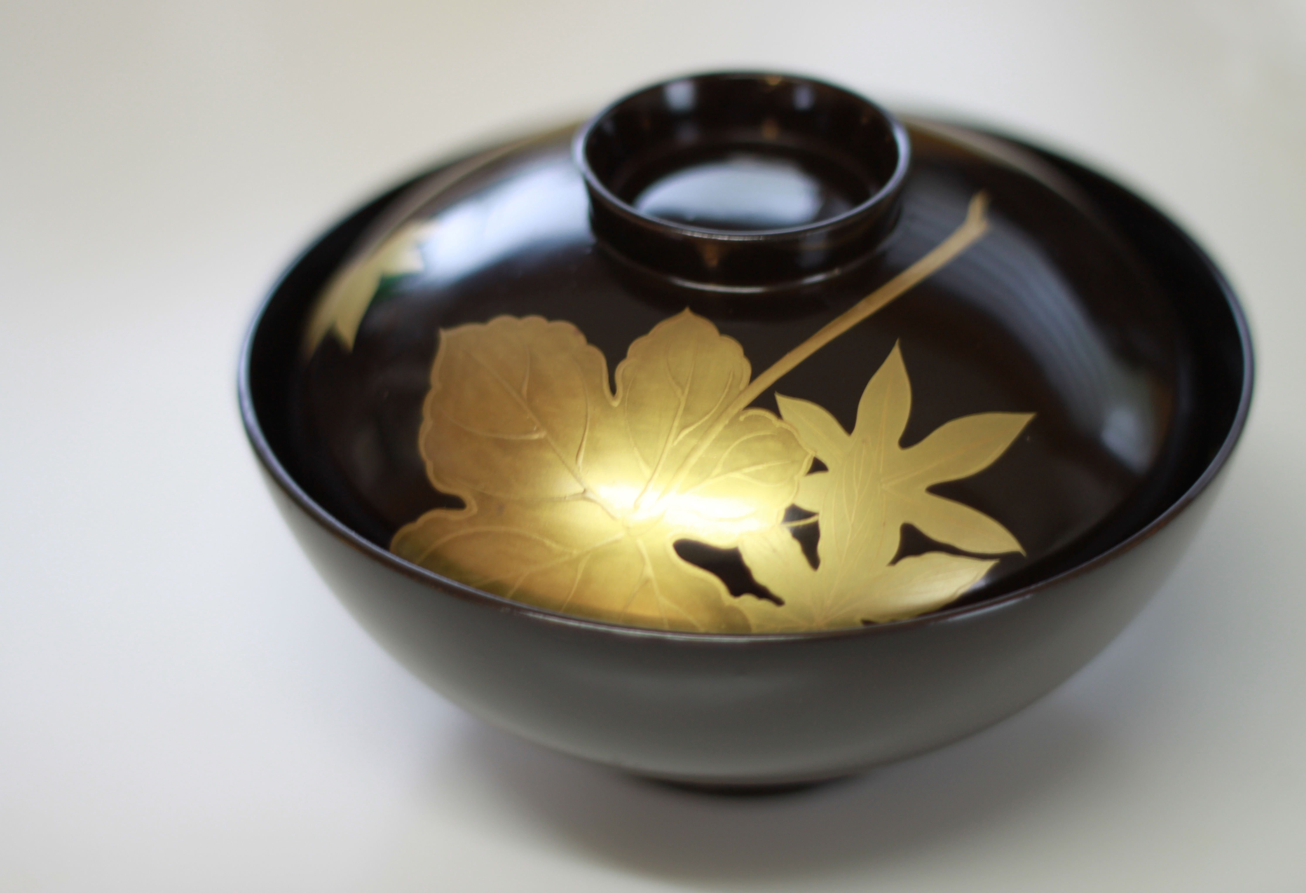 Maki-e lacquerware with gold maple leaf